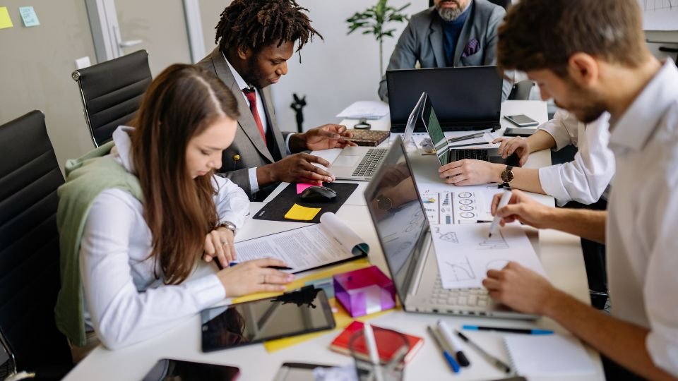 Equipe analisando dados e planejando conteúdo em escritório