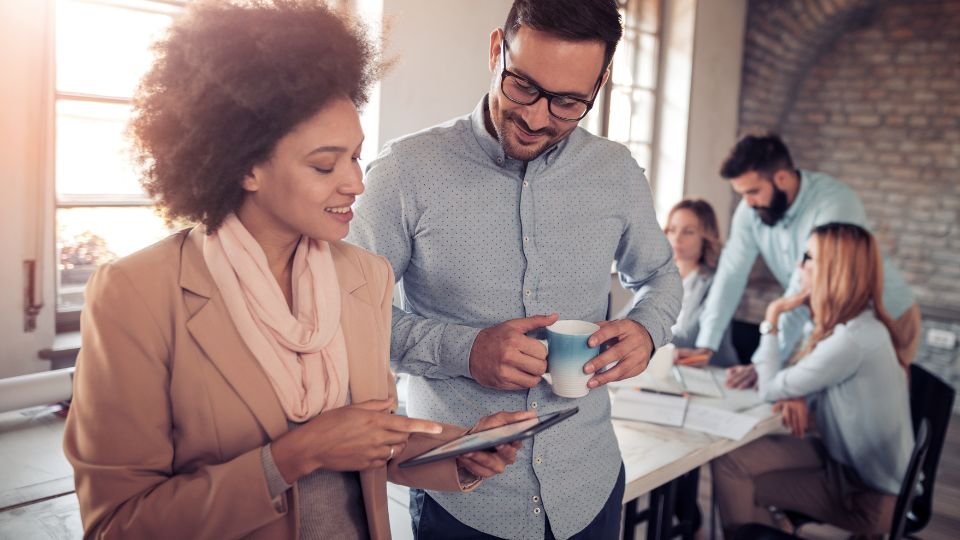 Inventário patrimonial com etiquetas